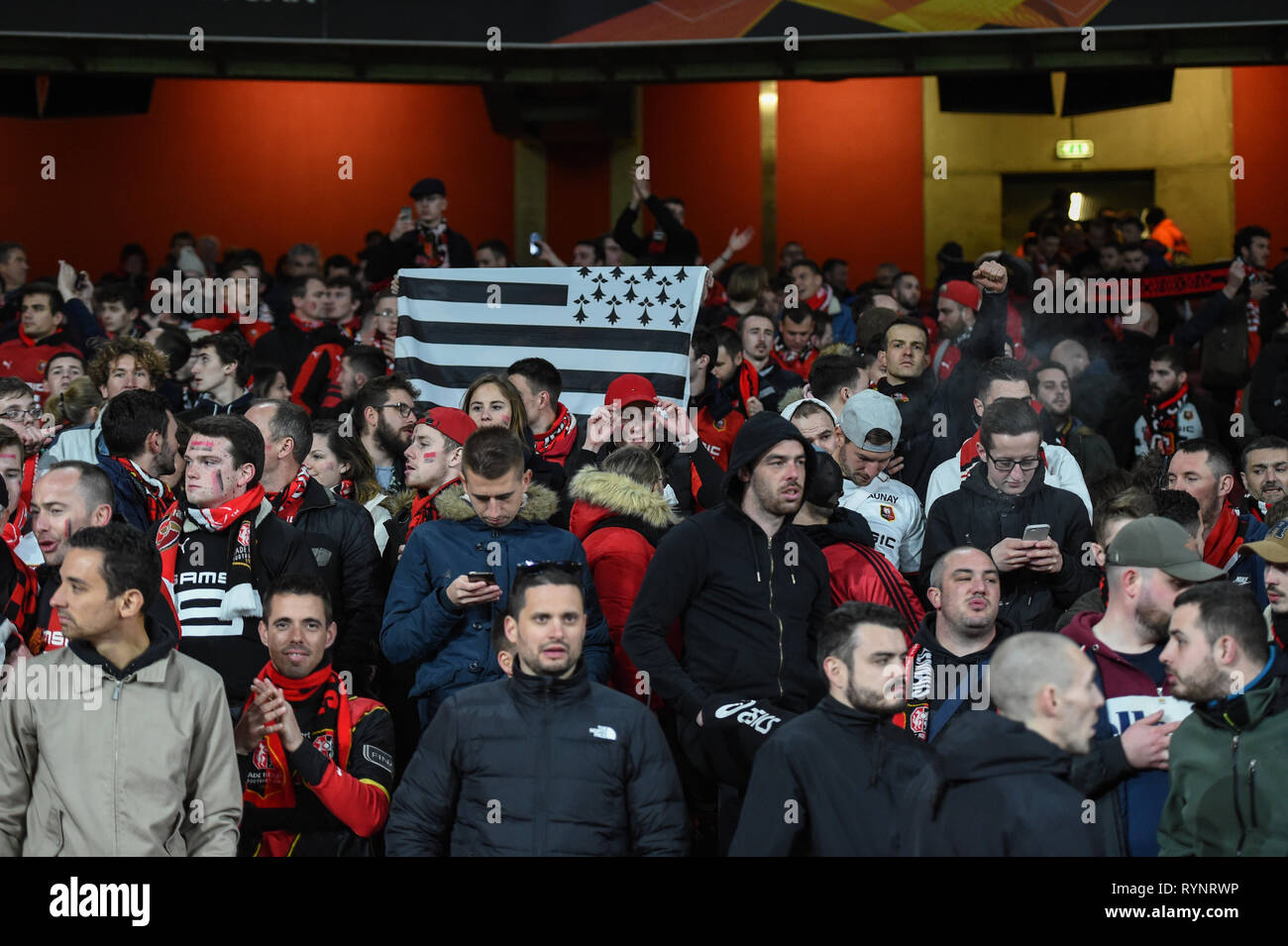 14 MARS 2019 , l'Emirates Stadium, Londres, Angleterre ; Europa League, ronde de 16, deuxième manche, Arsenal vs Rennes ; fans avant le Crédit : Phil Westlake/News Images Banque D'Images