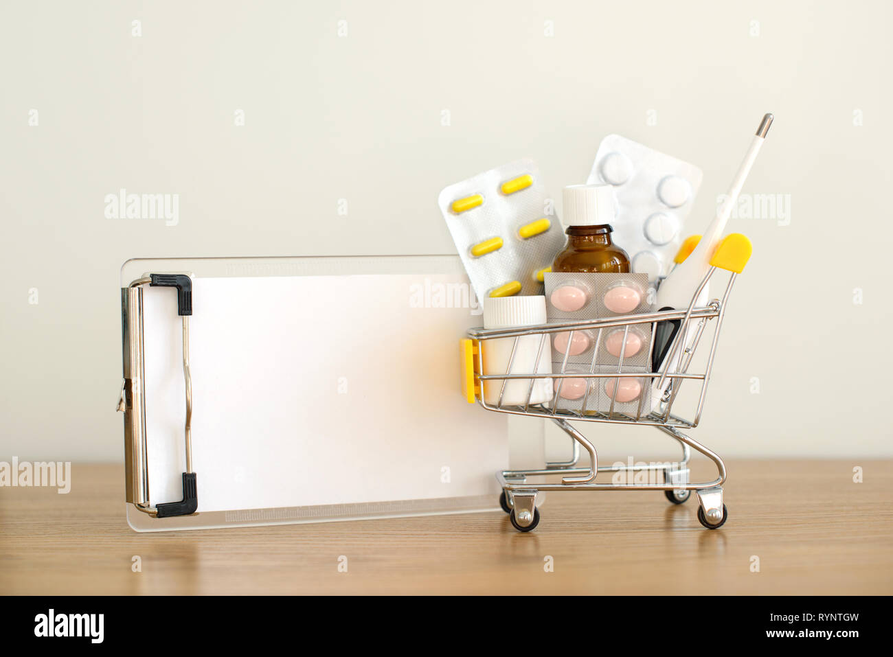 Panier jouet avec des médicaments et du papier Remarque : pilules, blisters, flacons, thermomètre médical et l'ensemble de recettes. Les soins de santé et la médecine concept Banque D'Images