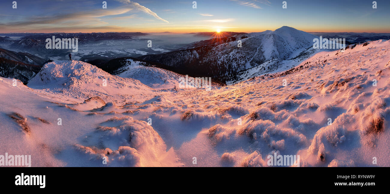 Vue panoramique de beaux paysages de montagne Winter Wonderland dans lumière du soir au coucher du soleil Banque D'Images