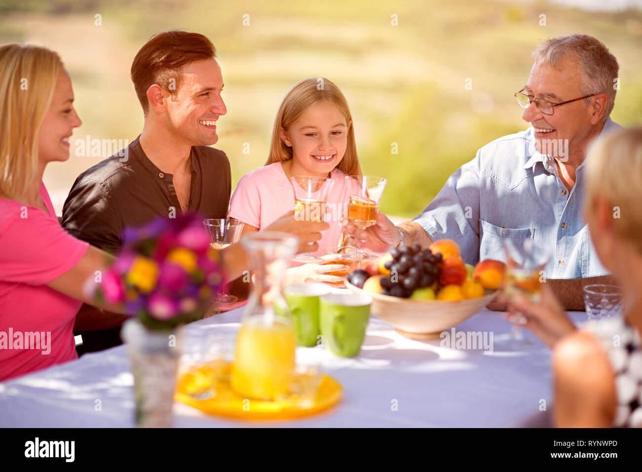 Happy Family together concept - un pique-nique familial Banque D'Images