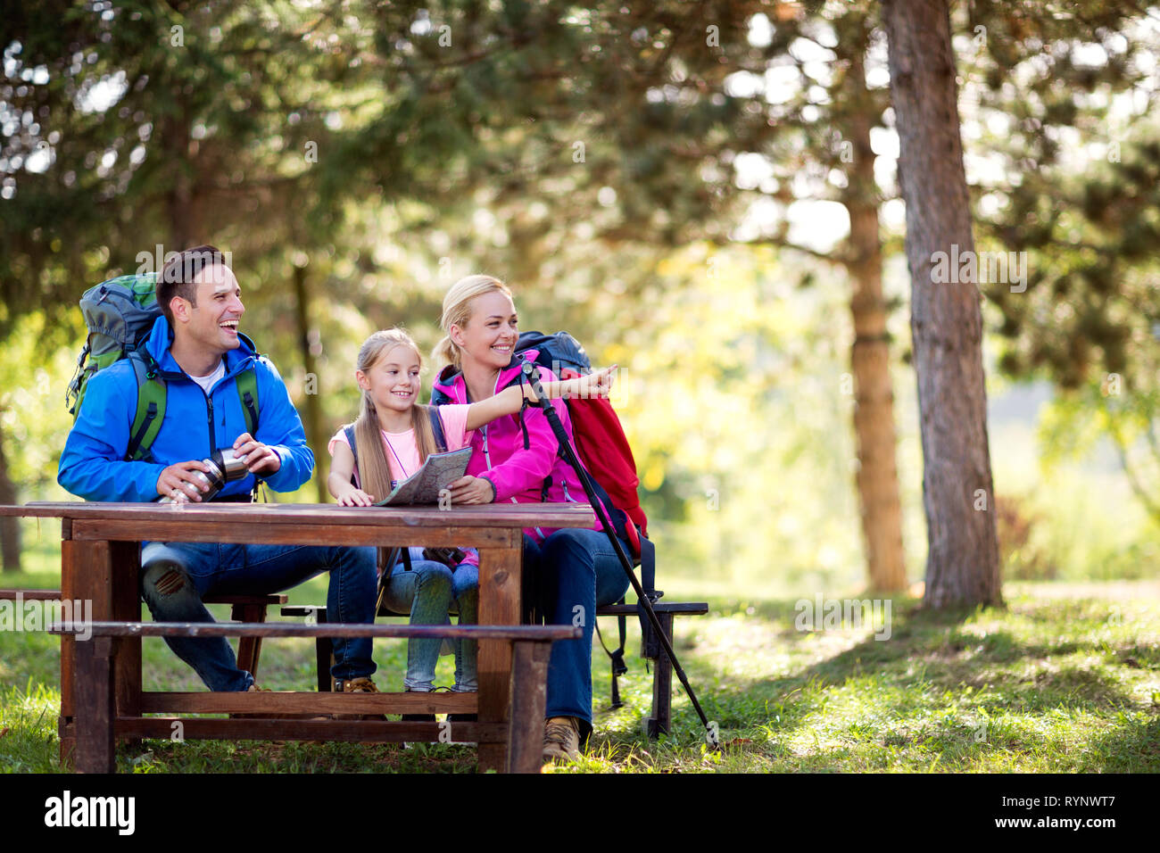 Famille de randonneurs se chercher quelque chose d'intéressant dans la forêt Banque D'Images