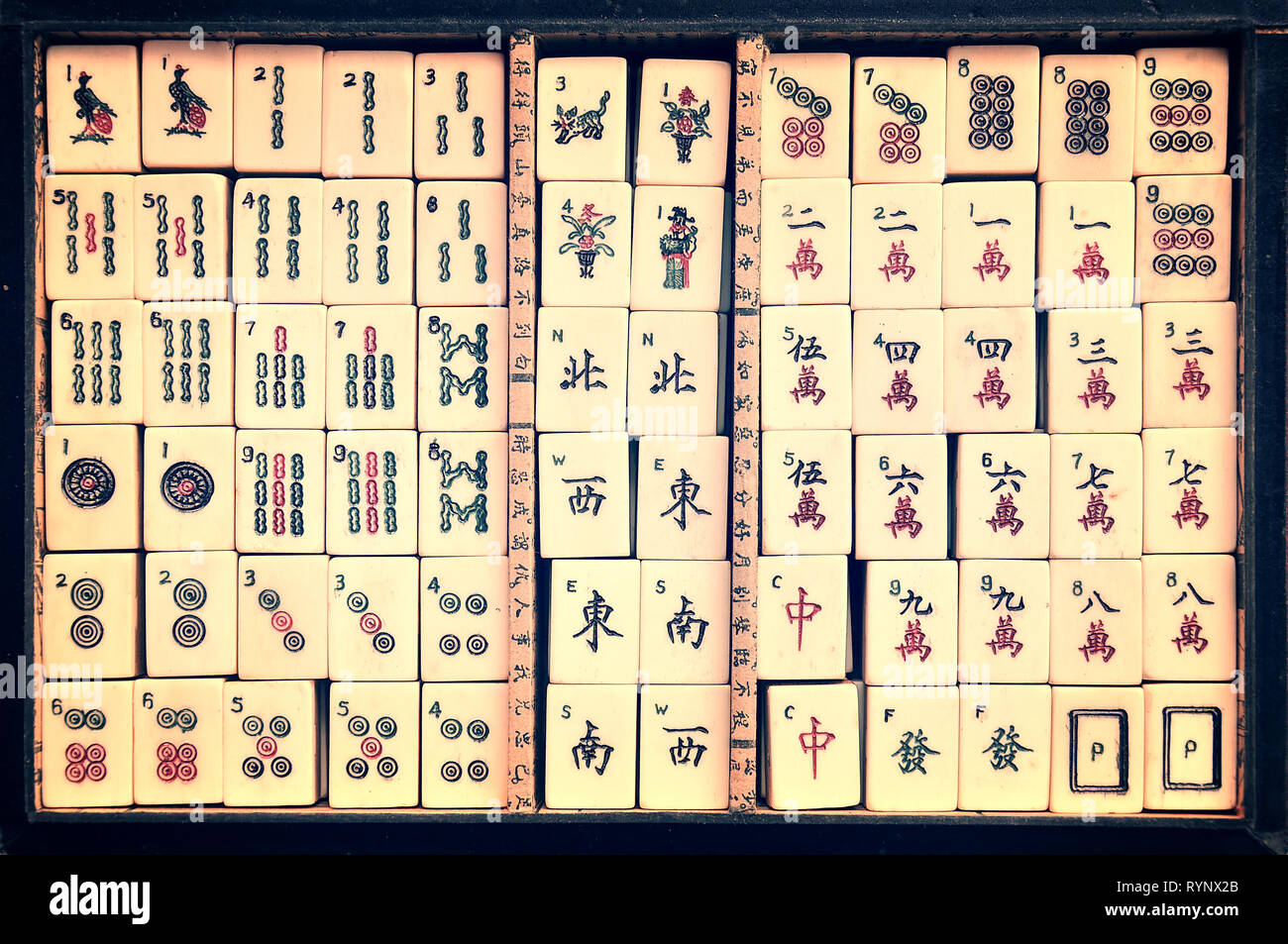 Vue de dessus d'une boîte de tuiles de Mahjong antique Banque D'Images