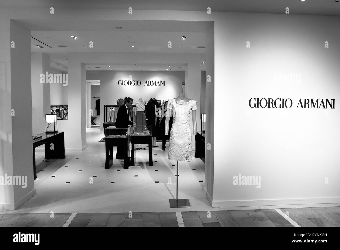 New York, 11/03/2019 : homme employé travaille à la section de Giorgio Armani à Bloomingdale's department store à Manhattan. Banque D'Images