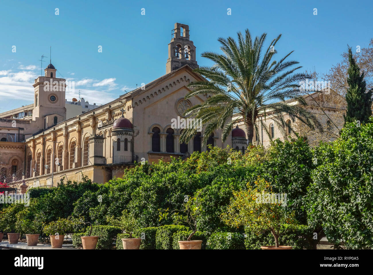 Valence, une église catholique, vue depuis le jardin des Hespérides, El Botanico Barrio, Espagne jardin des Hespérides de Valence Banque D'Images