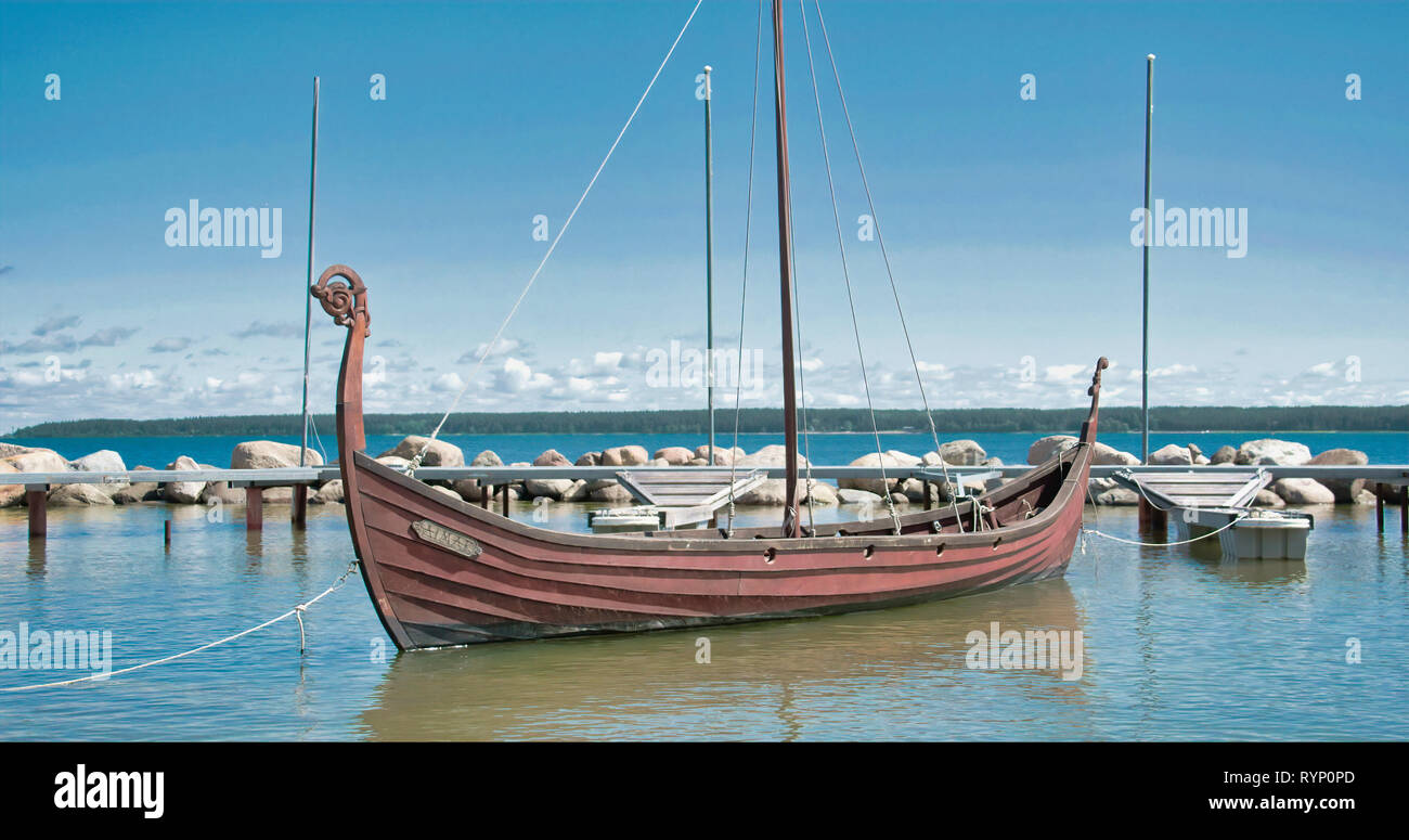 Un bateau viking flottant sur la mer d'Estonie FS700 4K MATIÈRES Odyssey 7Q Banque D'Images