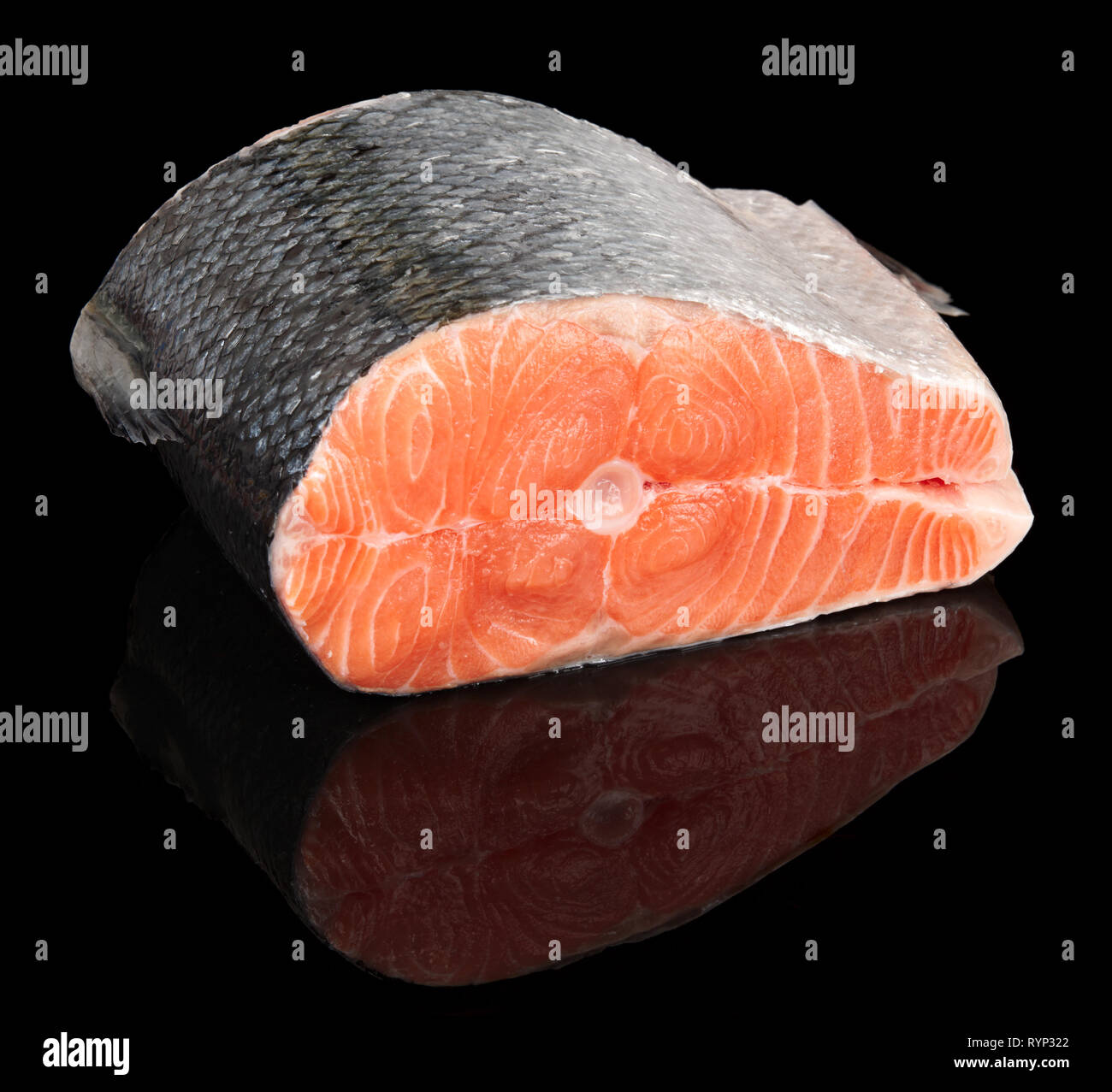 кижуч стейки. треска куски. размороженный лосось. семга кусок. сон большие куски рыбы.