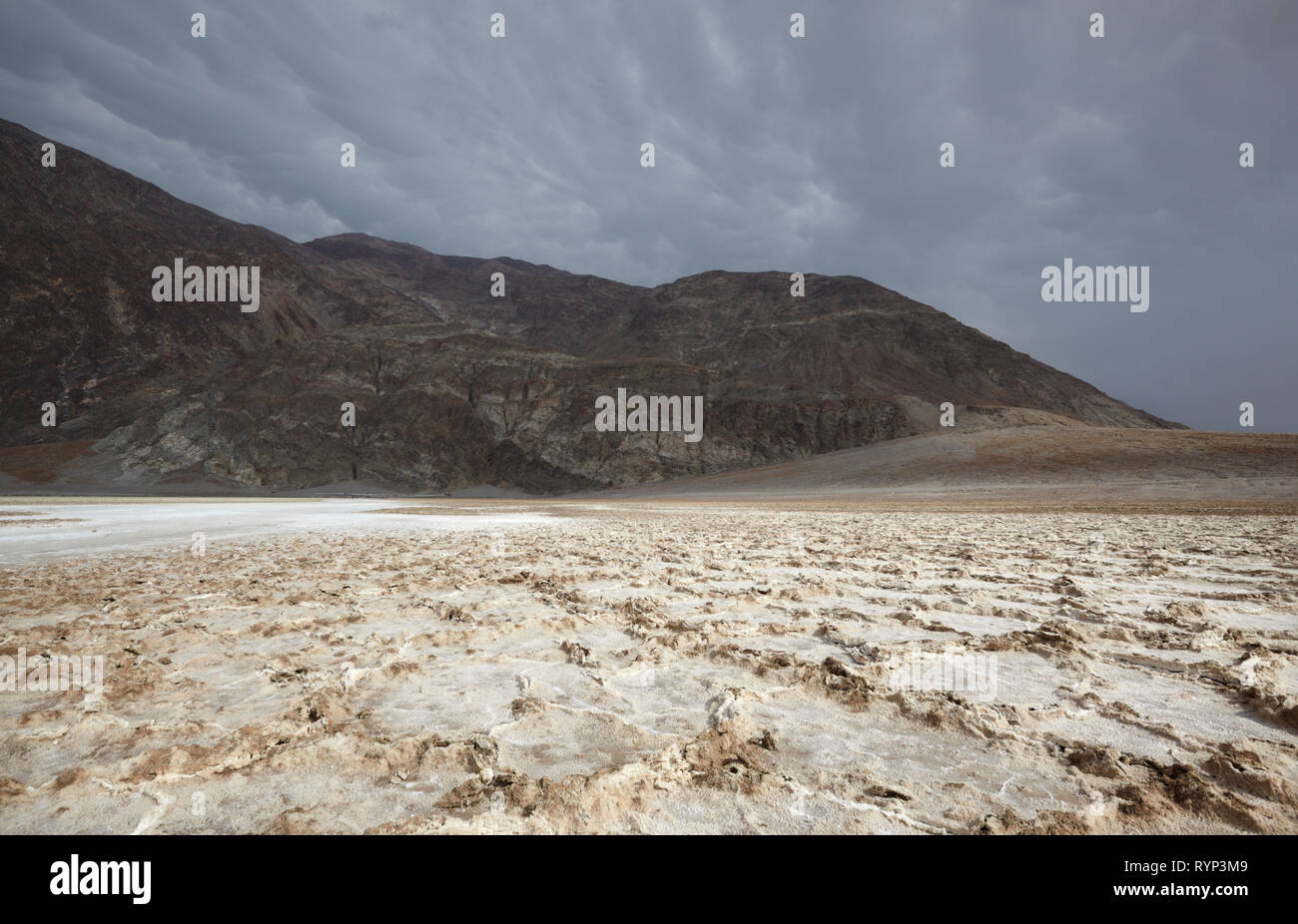 Bassin de Badwater et tempête, la Death Valley, Californie, USA. Banque D'Images