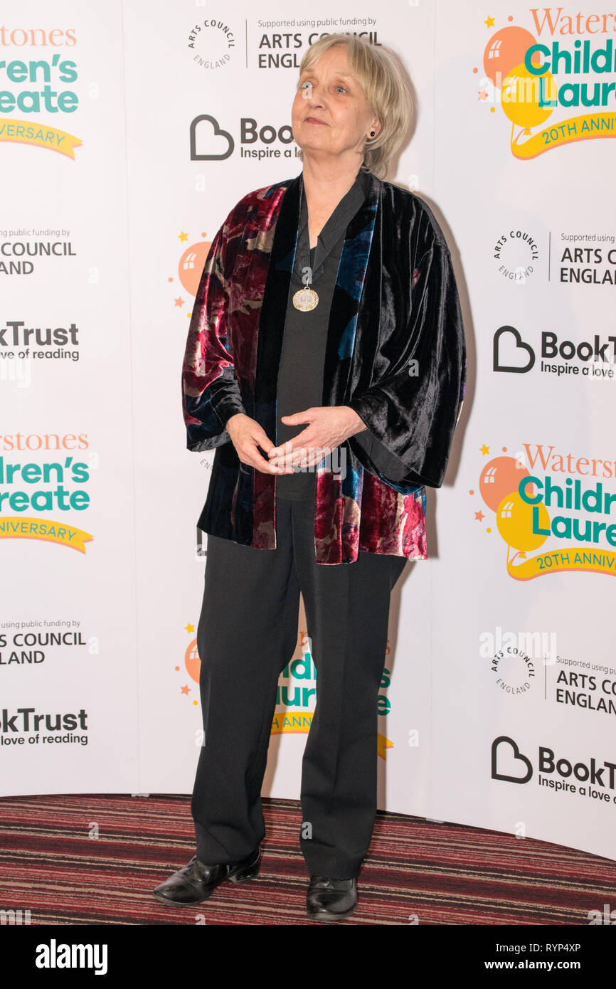 Dans le cadre de l'Waterstones Children's Laureate 20e anniversaire, les anciens lauréats se réunir à l'occasion de la publication du nouveau lauréat des envolées d'anthologie (Walker Books). Cela inclut l'auteur à succès Michael Morpurgo, qui a créé le Children's Laureate, ainsi que la lauréate et primé, écrivain et artiste Lauren enfant. Avec : Anne Fine Où : London, Royaume-Uni Quand : 11 Feb 2019 Crédit : Paul Taylor/WENN.com Banque D'Images
