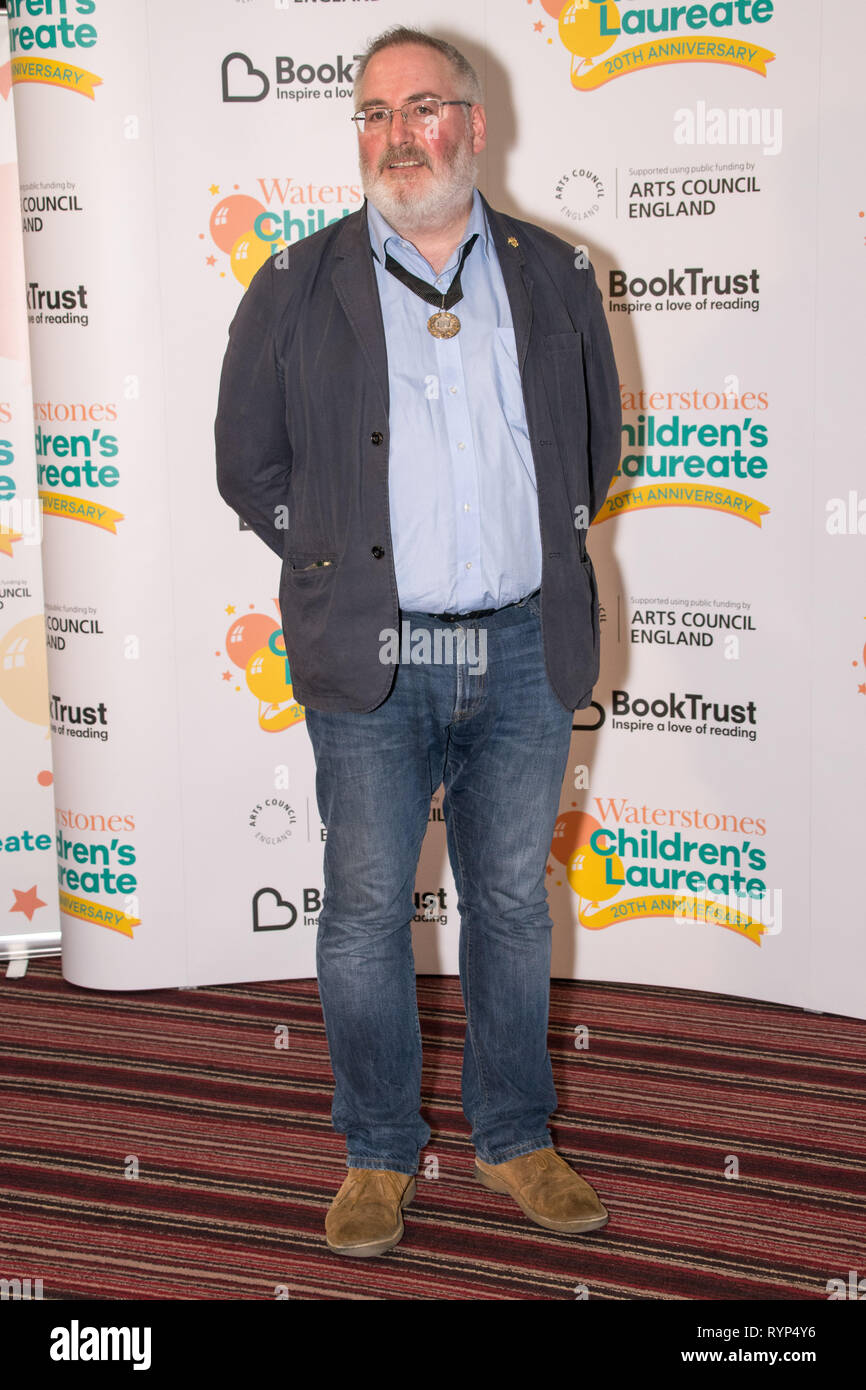 Dans le cadre de l'Waterstones Children's Laureate 20e anniversaire, les anciens lauréats se réunir à l'occasion de la publication du nouveau lauréat des envolées d'anthologie (Walker Books). Cela inclut l'auteur à succès Michael Morpurgo, qui a créé le Children's Laureate, ainsi que la lauréate et primé, écrivain et artiste Lauren enfant. Avec : Chris Riddell Où : London, Royaume-Uni Quand : 11 Feb 2019 Crédit : Paul Taylor/WENN.com Banque D'Images