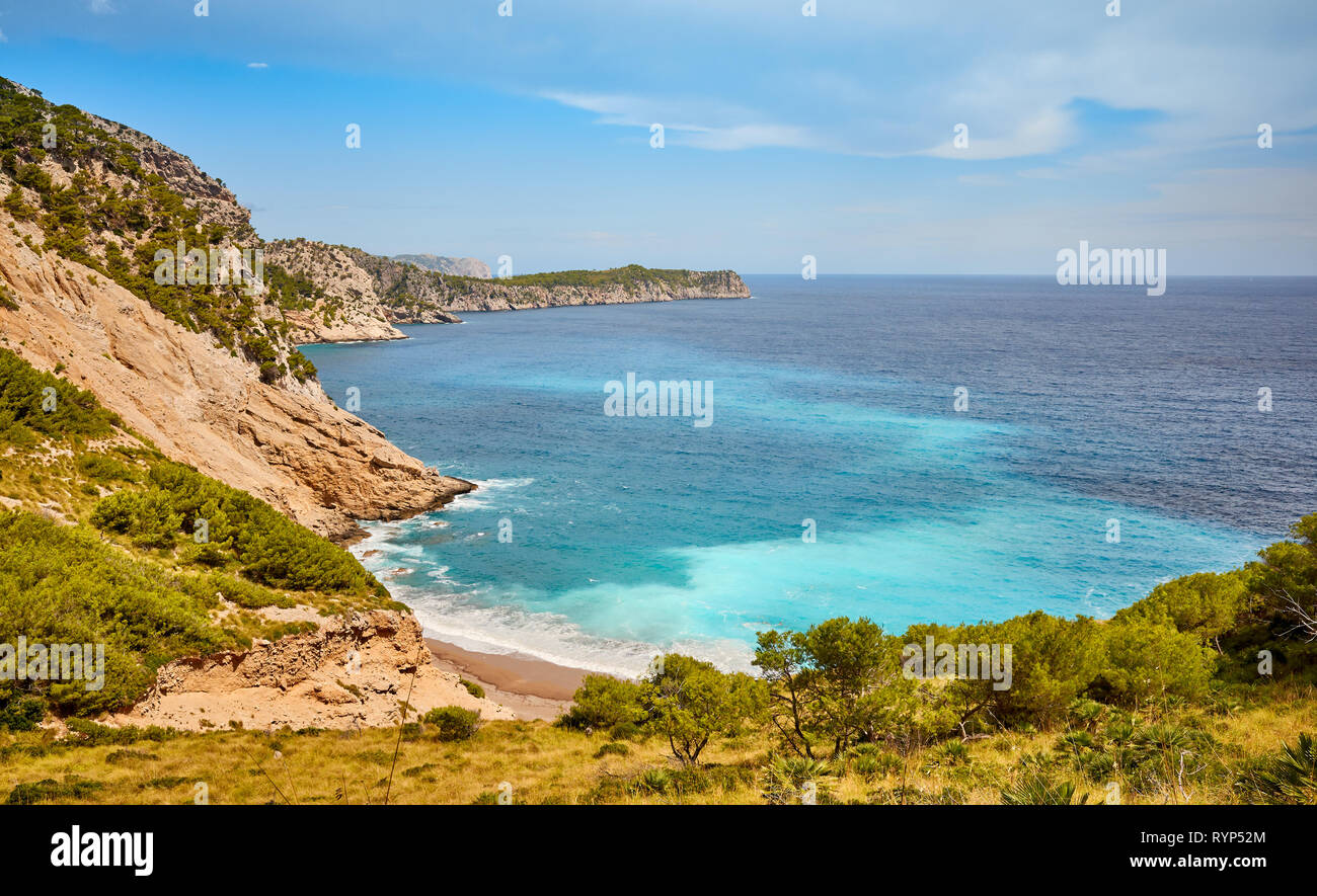 Paysage montagneux pittoresque avec plage Coll Baix sur Majorque, Espagne. Banque D'Images