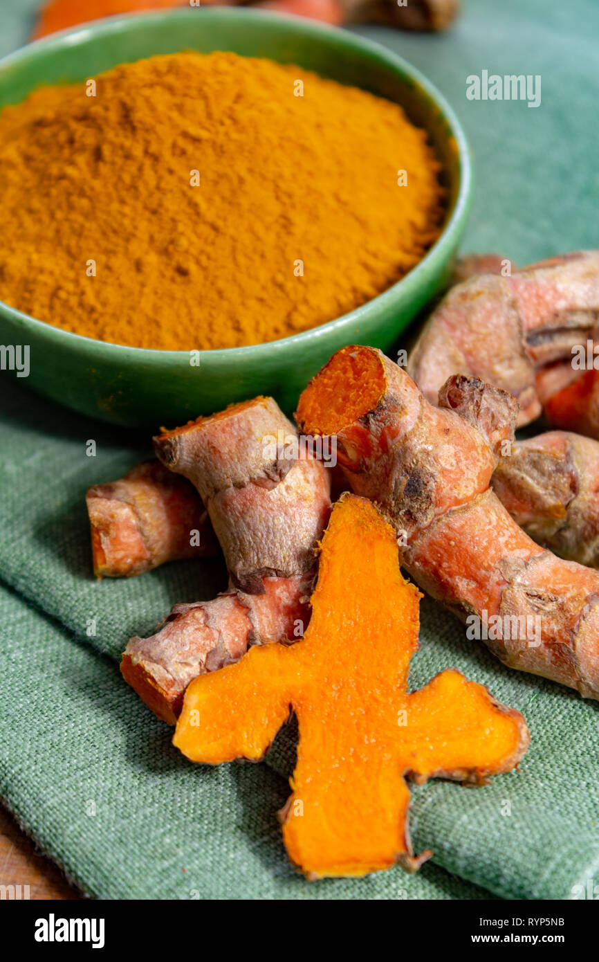 Curcuma curcuma frais ou séchés, poudre de racine et sauvagement utilisé en Asie et en Inde comme une épice, de l'ingrédient alimentaire et à des fins médicinales close up Banque D'Images