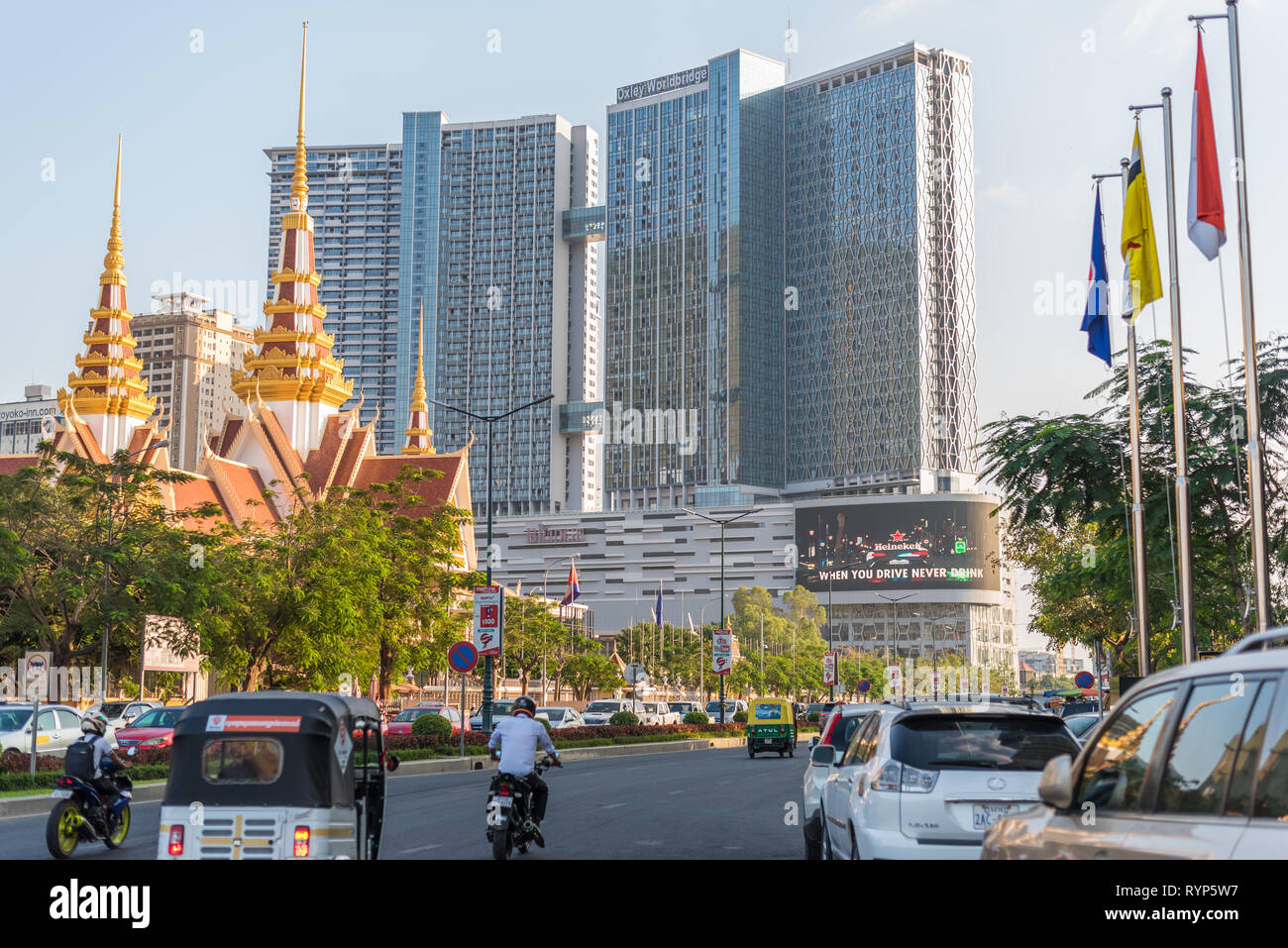 Phnom Penh, Cambodge - 6 Février 2019 : Assemblée Nationale du Cambodge (à gauche) et le pont, un complexe d'appartements de grande hauteur. Banque D'Images