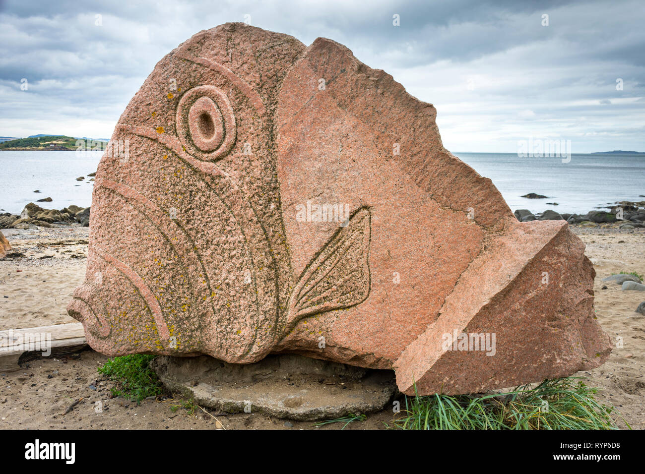 Le poisson Cramond, une sculpture par Ronald Rae, Cramond, Édimbourg, Écosse, Royaume-Uni Banque D'Images