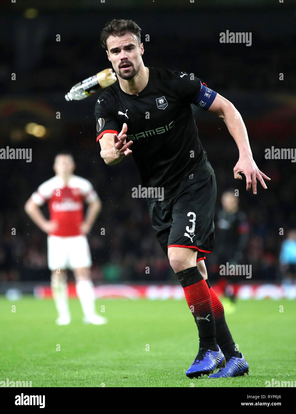 Rennes' Damien Da Silva jette une bouteille hors du terrain lors de l'Europa League à l'Emirates Stadium, Londres. Banque D'Images