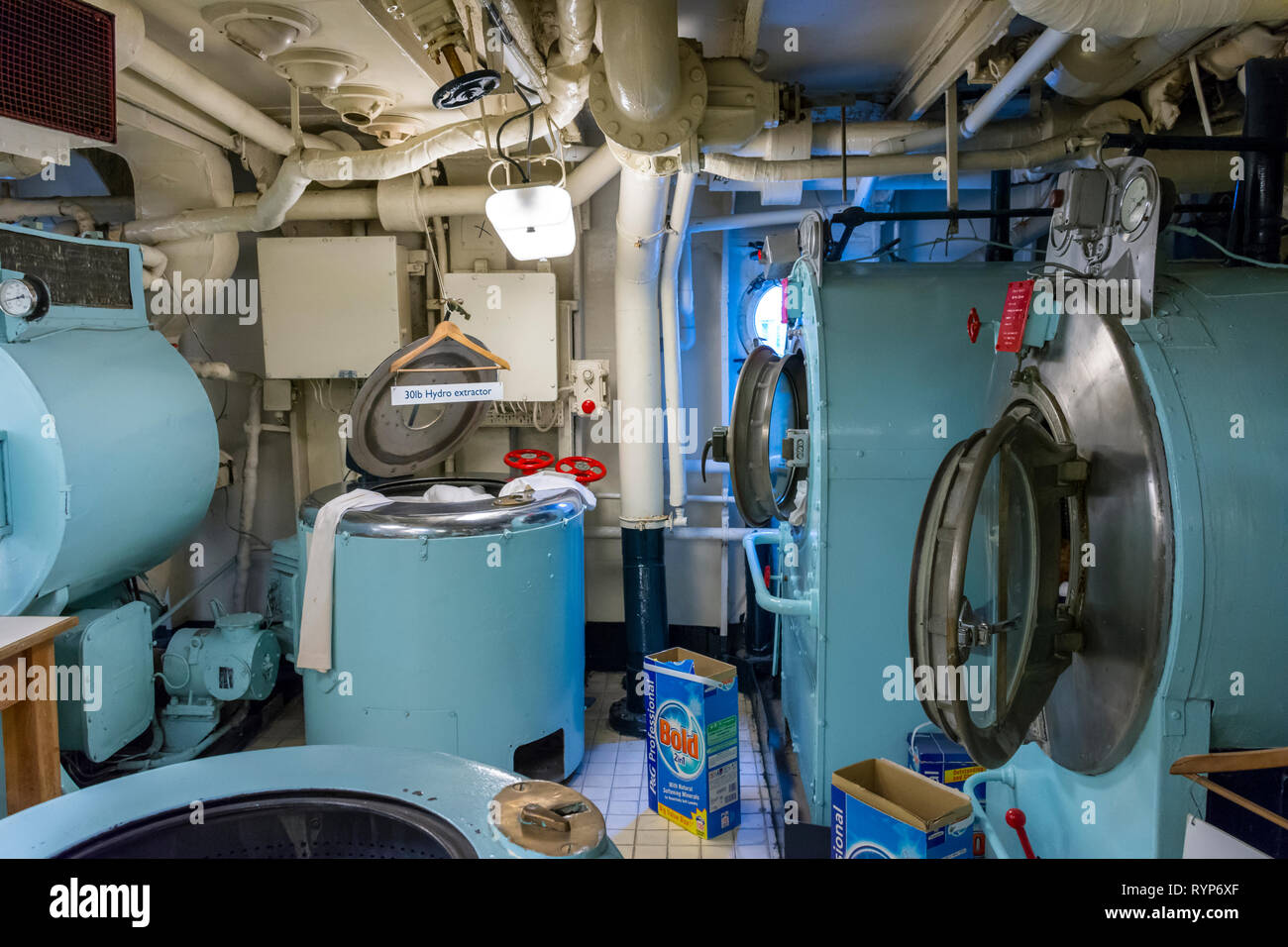 Les machines à laver et sèche-linge dans la blanchisserie, Royal Yacht Britannia, Port de Leith, Édimbourg, Écosse, Royaume-Uni Banque D'Images