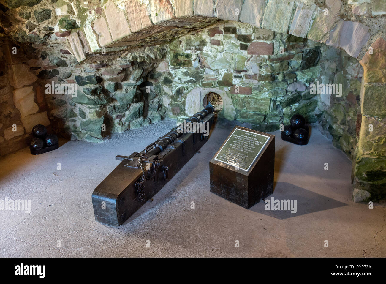 Réplique d'une arme médiévale (fait en 1990) au Château de Tantallon. Près de North Berwick, East Lothian, Scotland, UK Banque D'Images