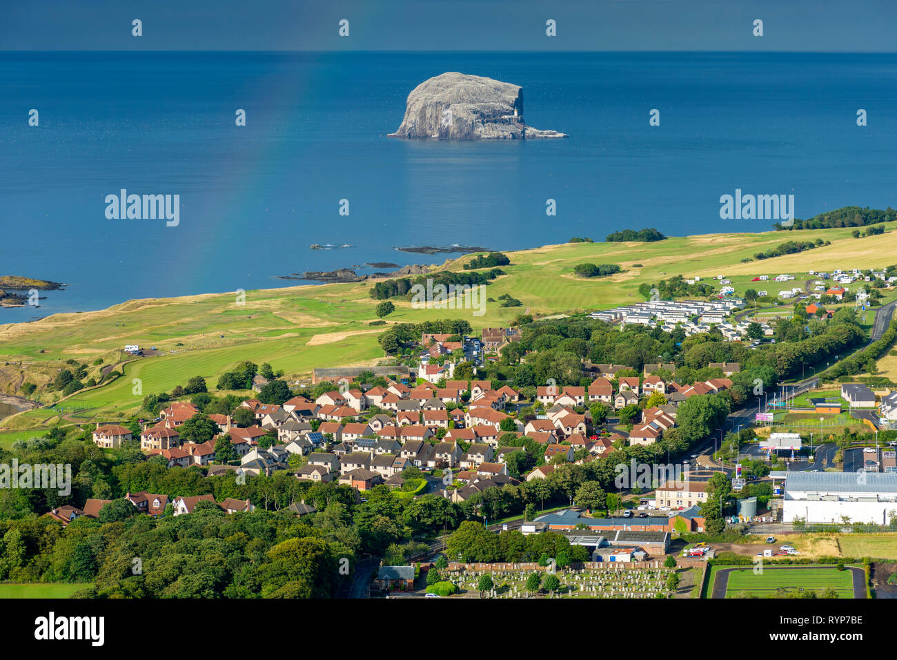 Le Bass Rock et l'extrémité orientale de la ville de North Berwick, depuis le sommet de North Berwick Law, East Lothian, Scotland, UK Banque D'Images