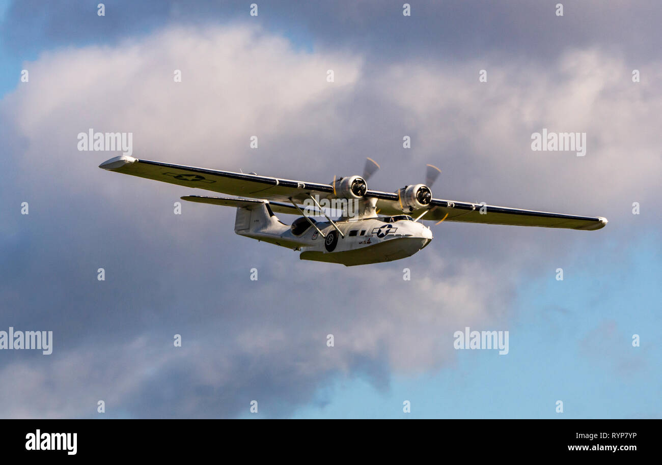 Un avion de repérage Catalina de l'USAF volant au-dessus de Duxford Banque D'Images