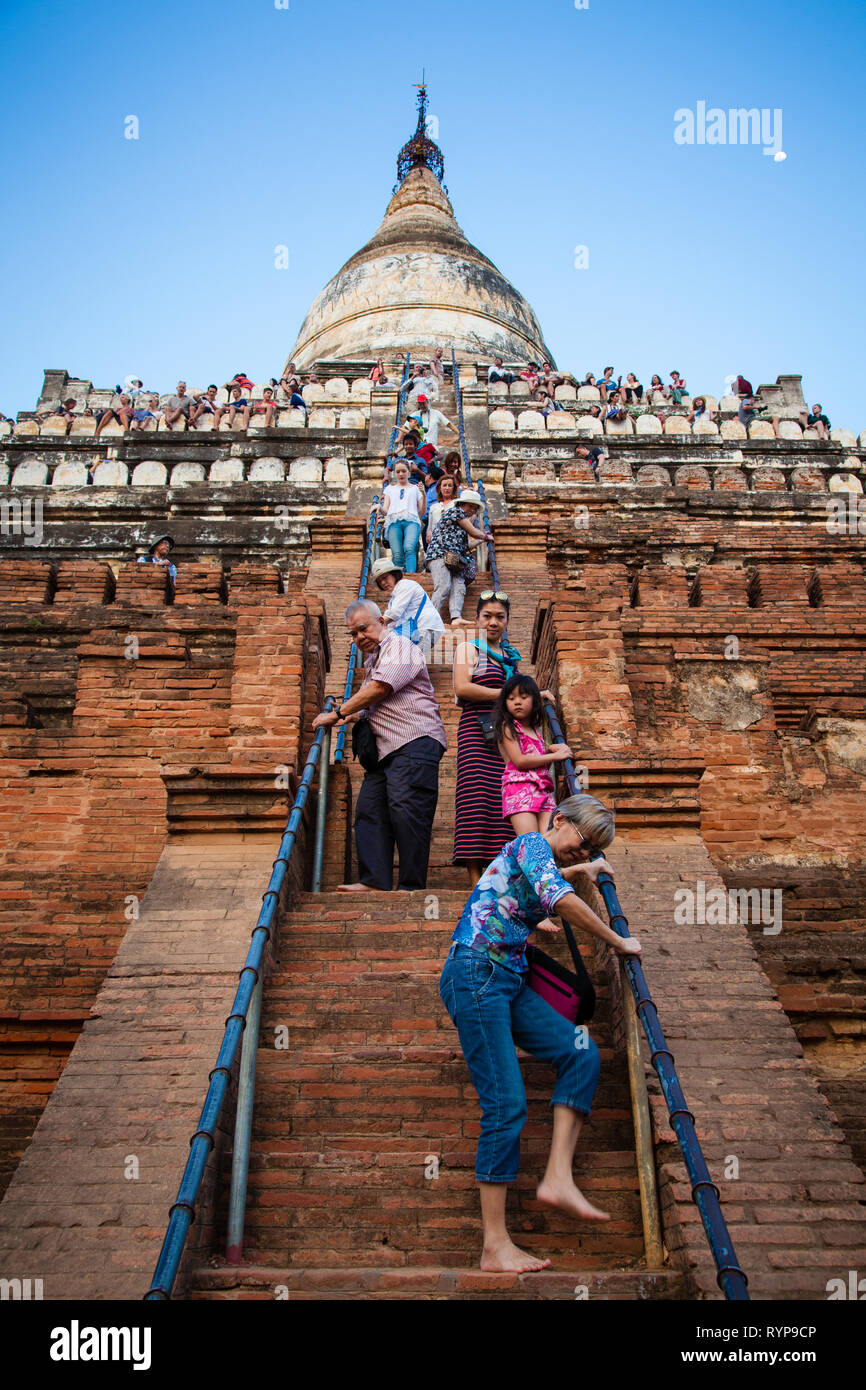 La Pagode Shwesandaw touristes grimper pour voir le lever du soleil, Bagan, Myanmar Banque D'Images