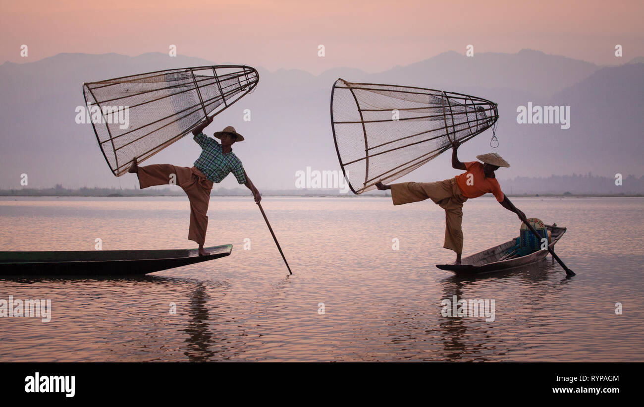 Le fameux coup de l'aviron de pêcheurs du lac Inle, Myanmar Banque D'Images