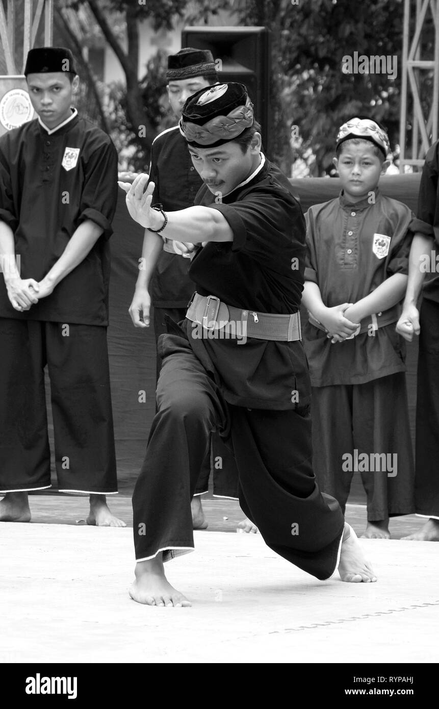 Pencak Silat Betawi, Siat, Indonésie Art Martial, performer au festival à Ciganjur, sud de Jakarta. Banque D'Images