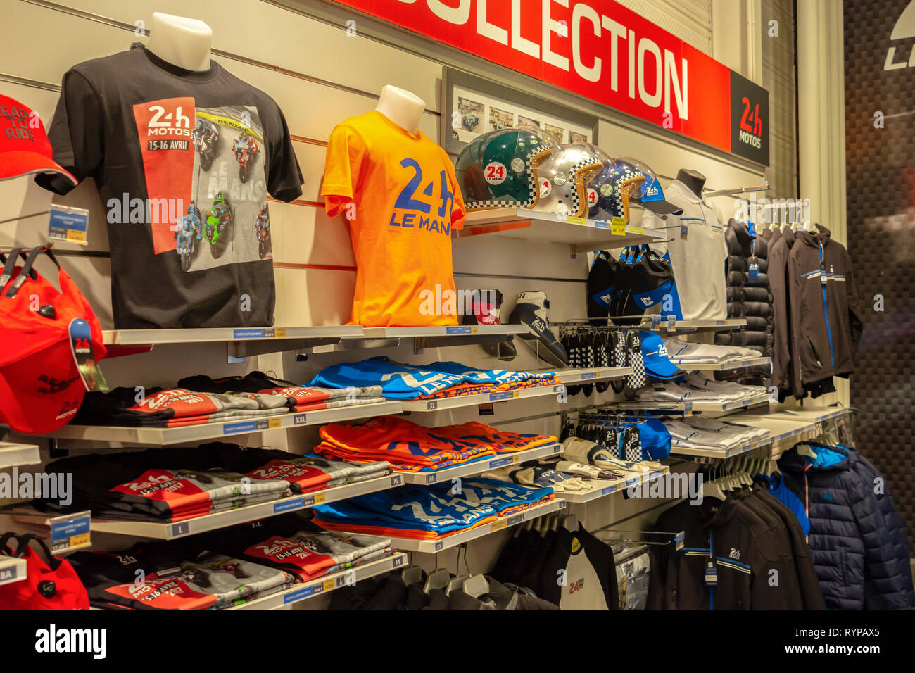 LE MANS, FRANCE - 30 avril 2017 : Boutique de souvenirs des alentours du Musée de cars 24 heures Le mans Banque D'Images