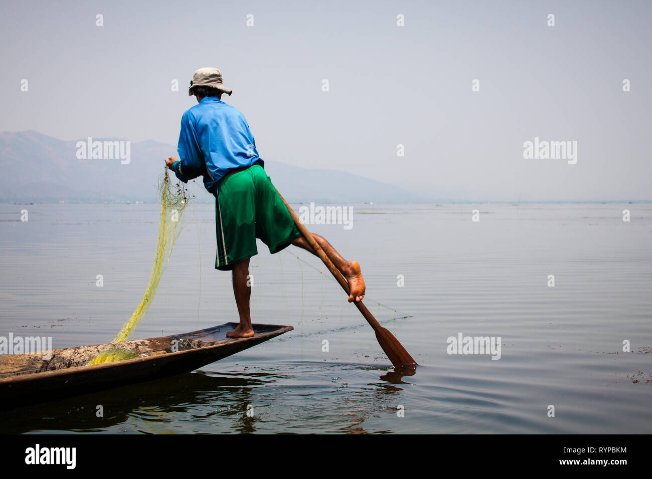 Le fameux coup de l'aviron de pêcheurs du lac Inle, Myanmar Banque D'Images
