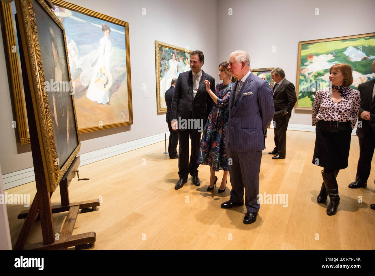 Londres, Royaume-Uni. 13Th Mar 2019. Son Altesse Royale le Prince de Galles, avec Sa Majesté la Reine Letizia d'Espagne, d'assister à l'ouverture de "orolla : Maître espagnol de la lumière" à la Galerie nationale autour du Dr Gabriele Finaldi, Directeur de la National Gallery, Trafalgar Square, Londres, Royaume-Uni Crédit : Jeff Gilbert/Alamy Live News Banque D'Images