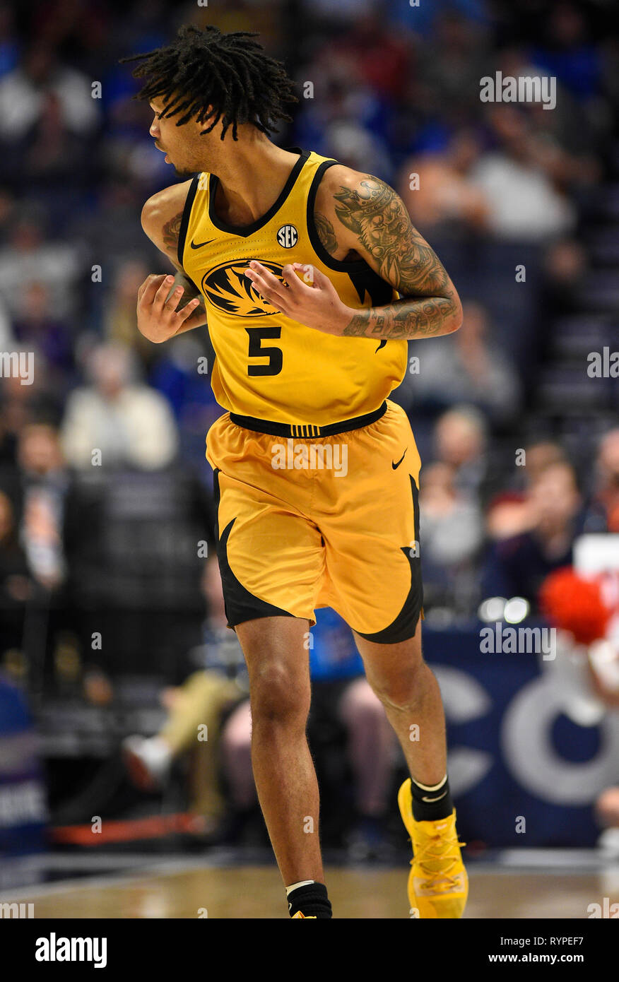 14 mars 2019 ; Missouri Tigers avant Mitchell Smith (5) détient 3 doigts après avoir fait un panier à trois points contre l'Auburn Tigers lors d'une série de championnat SEC match entre le Missouri Tigers Auburn Tiger vs chez Bridgestone Arena de Nashville, TN (Obligatoire Crédit Photo : Steve Roberts/Cal Sport Media) Banque D'Images