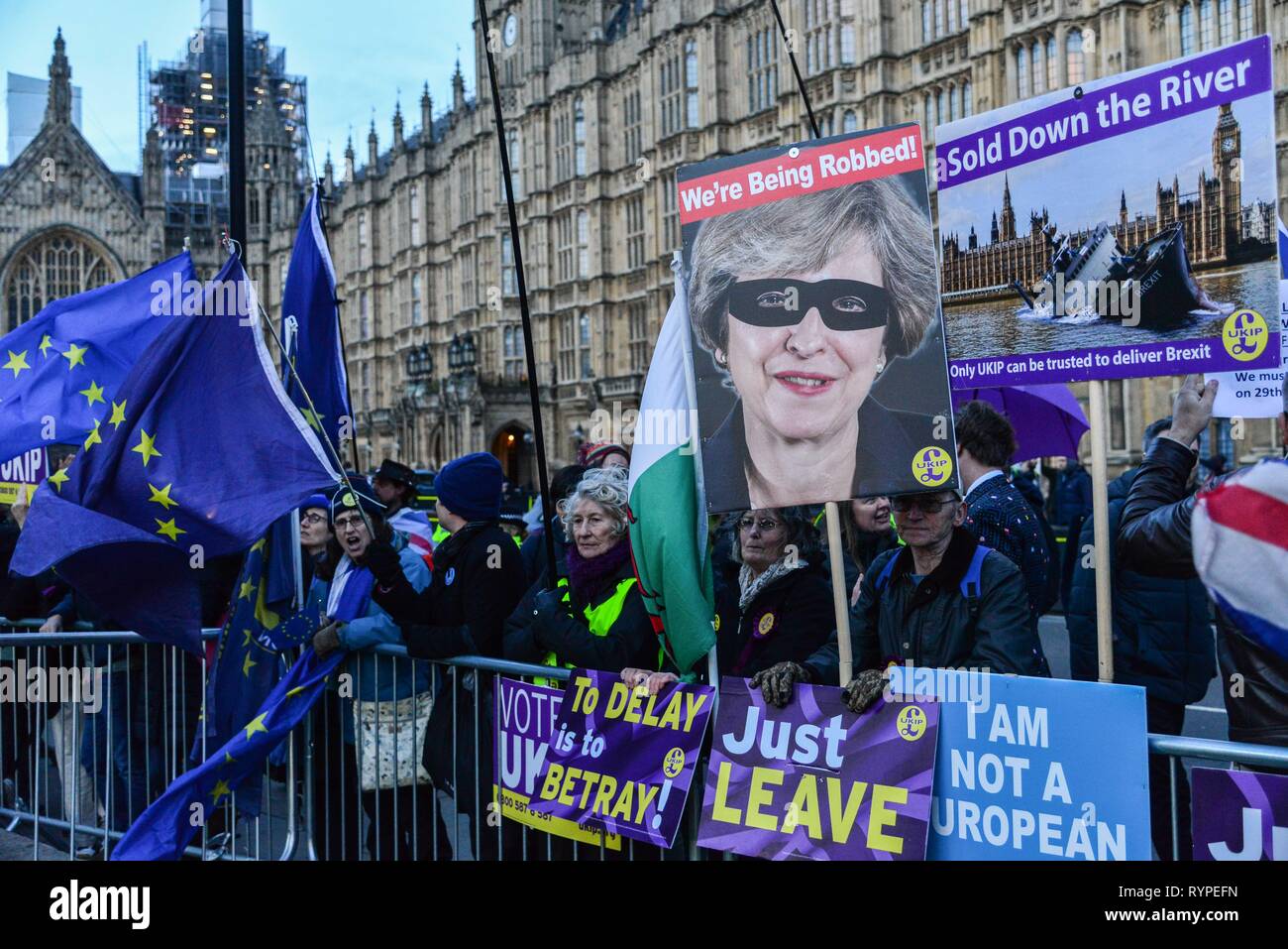 Londres, Royaume-Uni. 14Th Mar, 2019. Quitter et rester partisans en face de la Chambre du Parlement, les députés de voter sur la motion du gouvernement pour retarder l'Brexit à juin 2019. .Crédit : Claire Doherty/Alamy Live News Banque D'Images