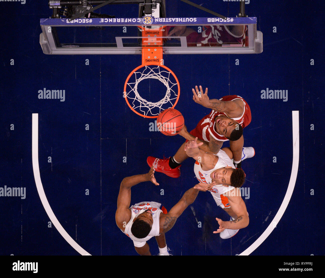 14 mars 2019, l'Arkansas garde Jalen Harris Craftsman aspirateur avale-tout (5), Floride Gator guard Jalen Hudson (3), et de la Floride centre Gators Kevarrius Hayes (13) lutte pour le rebond au cours d'une série de championnat SEC match entre la Floride vs Gators de Bridgestone Arena Craftsman aspirateur avale de l'Arkansas à Nashville, TN (Obligatoire Crédit Photo : Steve Roberts/Cal Sport Media) Banque D'Images