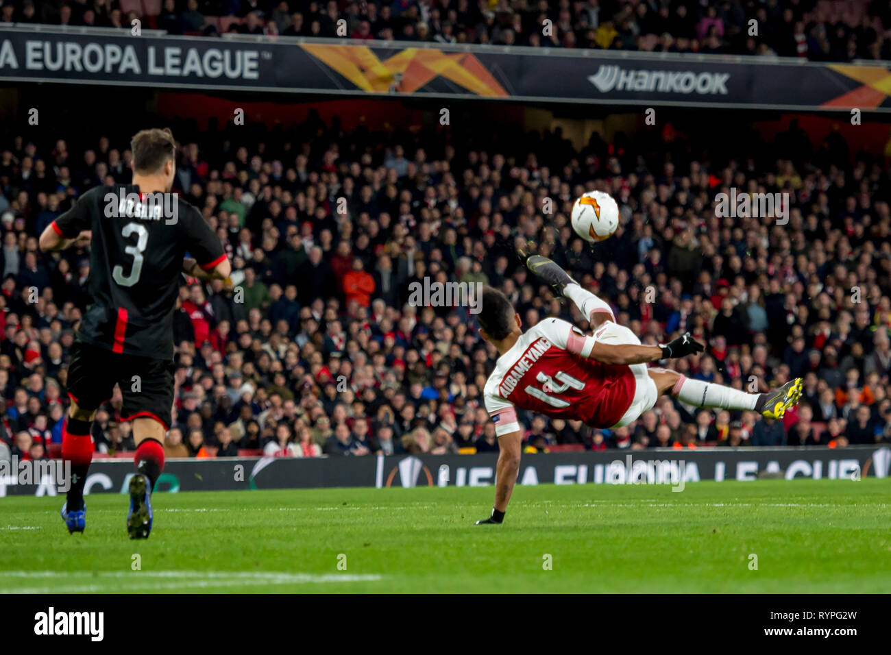 Londres, Royaume-Uni. 14Th Mar, 2019. Pierre-Emerick Aubameyang d'Arsenal tente un coup de vélo au cours de l'UEFA Europa League Round de 32 deuxième match de jambe entre Rennes et Arsenal à l'Emirates Stadium, Londres, Angleterre le 14 mars 2019. Photo par Salvio Calabrese. Usage éditorial uniquement, licence requise pour un usage commercial. Aucune utilisation de pari, de jeux ou d'un seul club/ligue/dvd publications. Credit : UK Sports Photos Ltd/Alamy Live News Banque D'Images