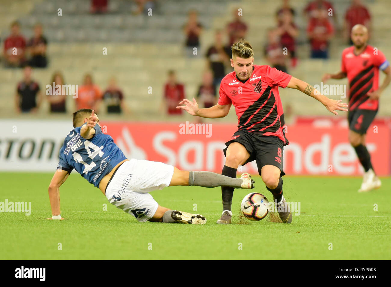 Curitiba, Brésil. 14Th Mar, 2019. Jorge Ortiz et Tomás Andrade vs Jorge Wilstermann Athletico au cours. Match valide pour le deuxième tour de la phase de groupes de la CONMEBOL Libertadores 2019. Arena da Baixada. Curitiba, PR. Credit : Reinaldo Reginato/FotoArena/Alamy Live News Banque D'Images
