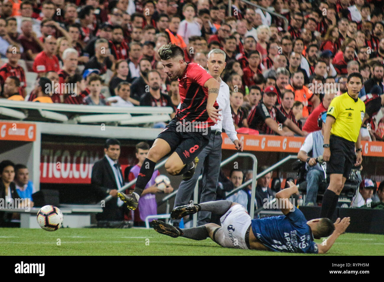 PR - Curitiba - 03/14/2019 - Libertadores 2019, Jorge Wilstermann Athletico PR x - Tom s'Athletico Andrade-PR player offre avec Jorge Wilstermann différends lecteur pendant match à Arena da Baixada de la Libertadores championnat 2019 Photo : Gabriel Machado / AGIF Banque D'Images