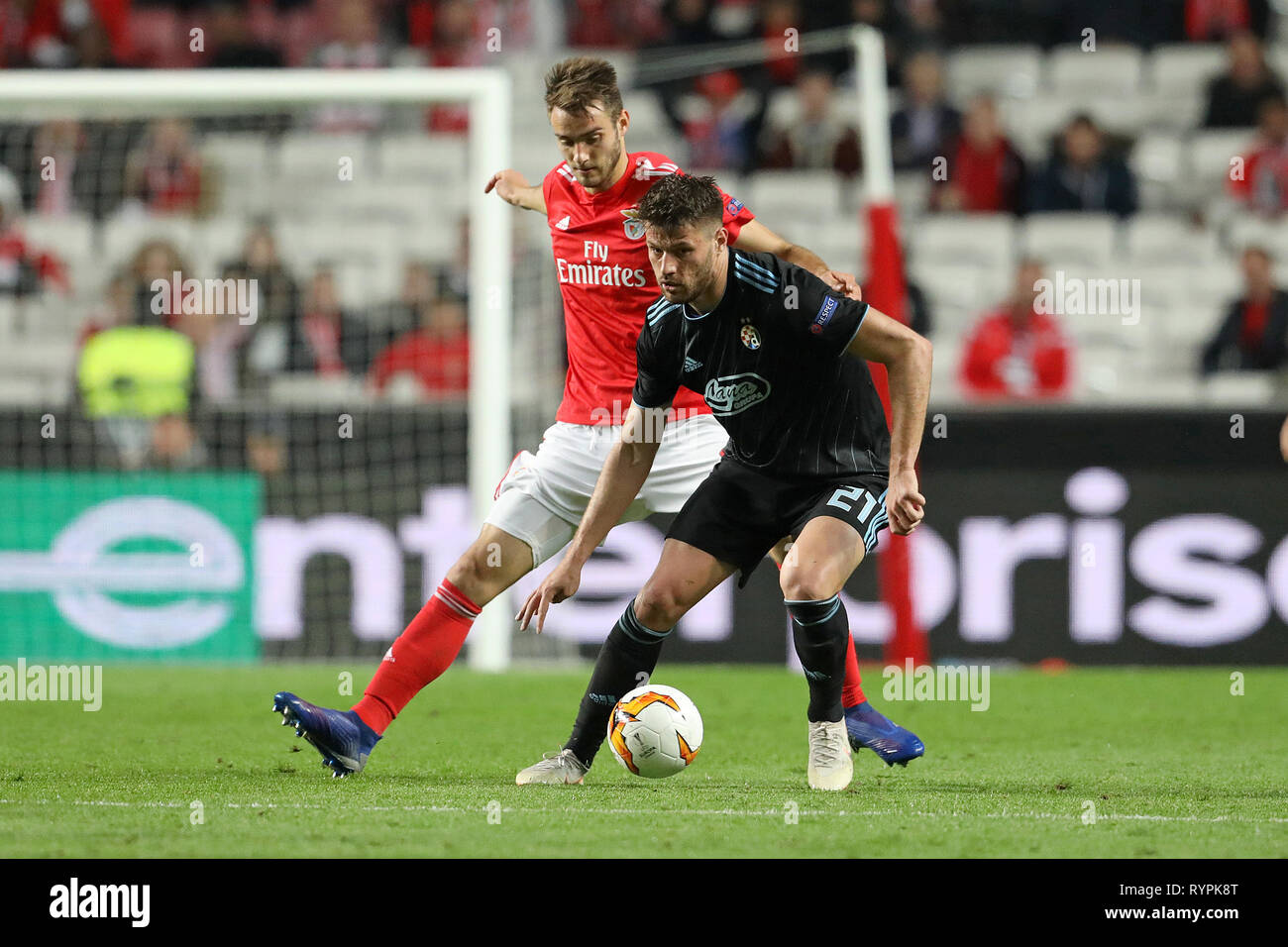 Ferro (Francisco Reis Ferreira) de SL Benfica (L) convoite la la balle avec Bruno Petkovic de GNK Dinamo Zagreb (R) lors de l'Europa League 2018/2019 match de football entre SL Benfica vs GNK Dinamo Zagreb. (Score final : SL Benfica 3 - 0 GNK Dinamo Zagreb) Banque D'Images