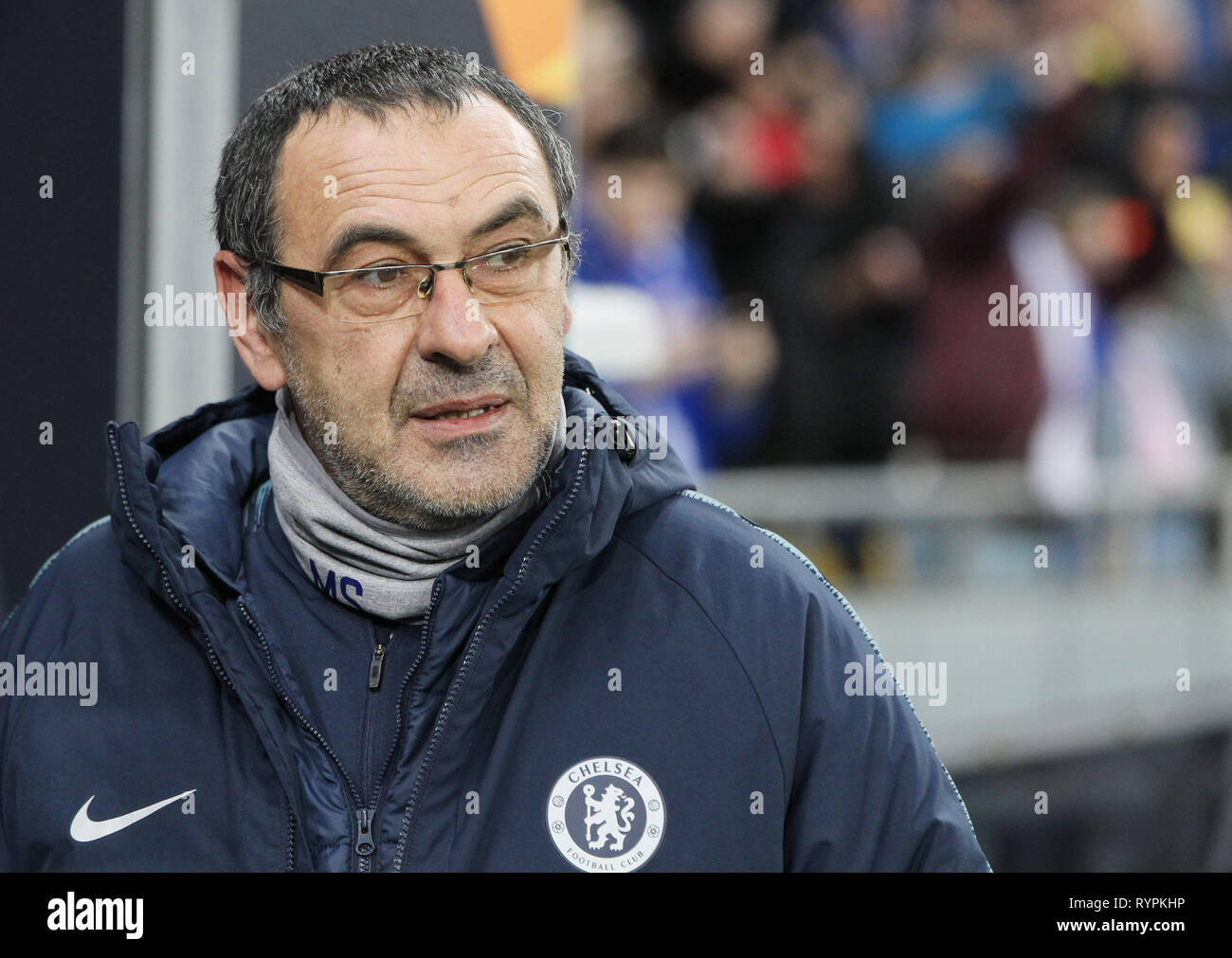 La Chelsea l'entraîneur-chef italien Maurizio Sarri est perçu au cours de la deuxième étape de l'UEFA Europa League round de 16 match de foot entre Chelsea et le Dynamo Kiev au stade Olimpiyskiy à Kiev, Ukraine. Banque D'Images