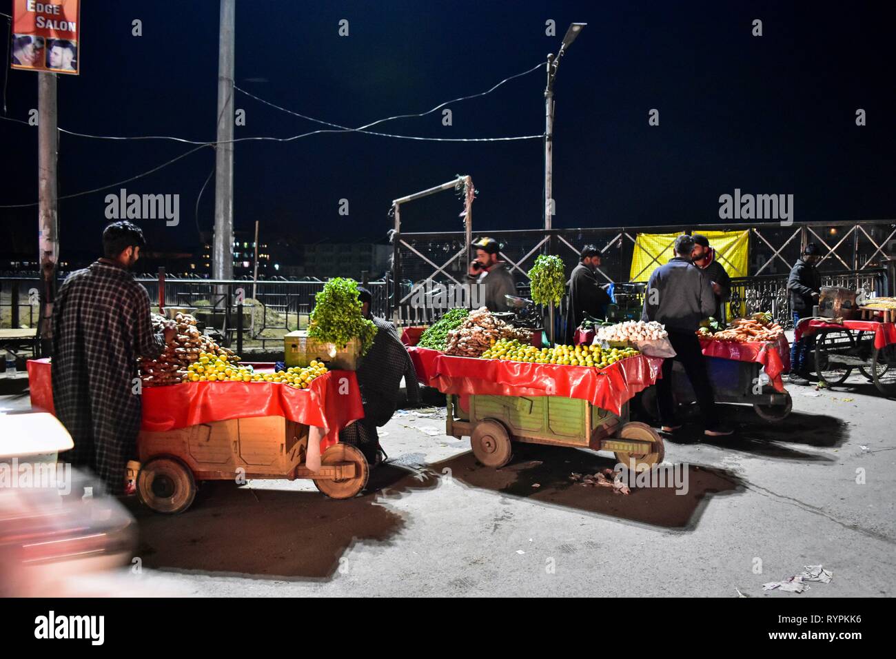 Les vendeurs de légumes Kashmiri vu l'attente pour les clients au cours du temps le soir à Srinagar, au Cachemire. Le Cachemire est la région géographique la plus au nord du sous-continent indien. Il est en ce moment un territoire contesté, administré par trois pays : l'Inde, le Pakistan et la Chine. Banque D'Images