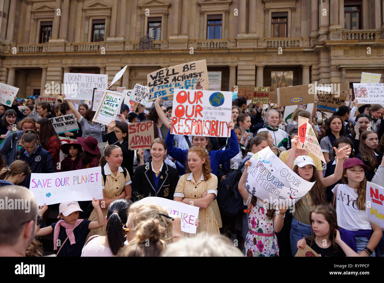 Melbourne, Australie. 15 mars, 2019. Des milliers d'élèves à Melbourne prendre part à la grève pour protester contre le climat de l'école aujourd'hui dans le cadre d'un mouvement national et mondial par des étudiants pour une plus grande urgence d'hommes politiques dans la lutte contre le changement climatique qu'ils considèrent comme la plus grande menace pour leur avenir. Crédit : Steven Sklifas/Alamy Live News Banque D'Images