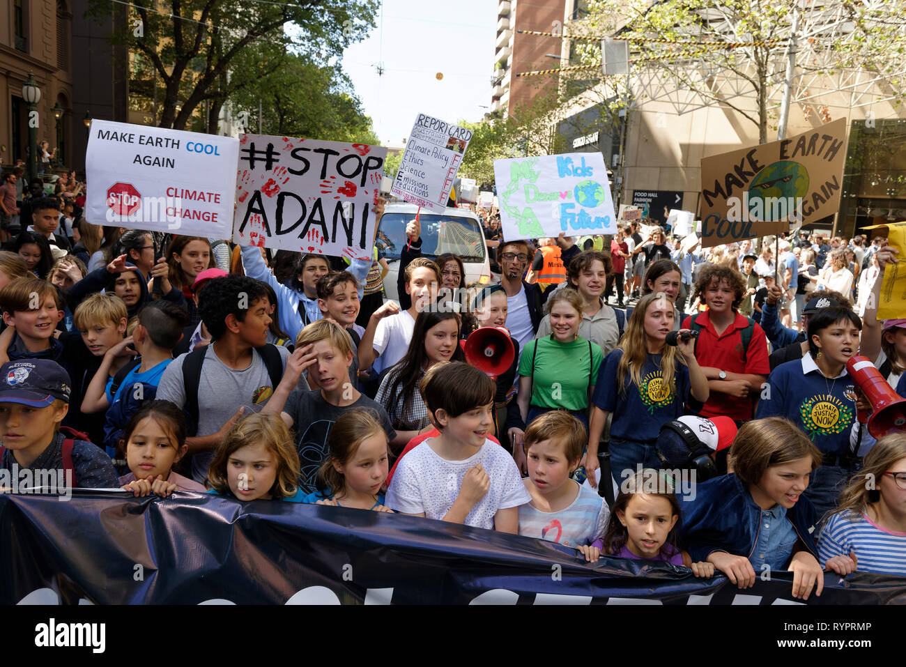 Melbourne, Australie. 15 mars, 2019. Des milliers d'élèves à Melbourne prendre part à la grève pour protester contre le climat de l'école aujourd'hui dans le cadre d'un mouvement national et mondial par des étudiants pour une plus grande urgence d'hommes politiques dans la lutte contre le changement climatique qu'ils considèrent comme la plus grande menace pour leur avenir. Crédit : Steven Sklifas/Alamy Live News Banque D'Images