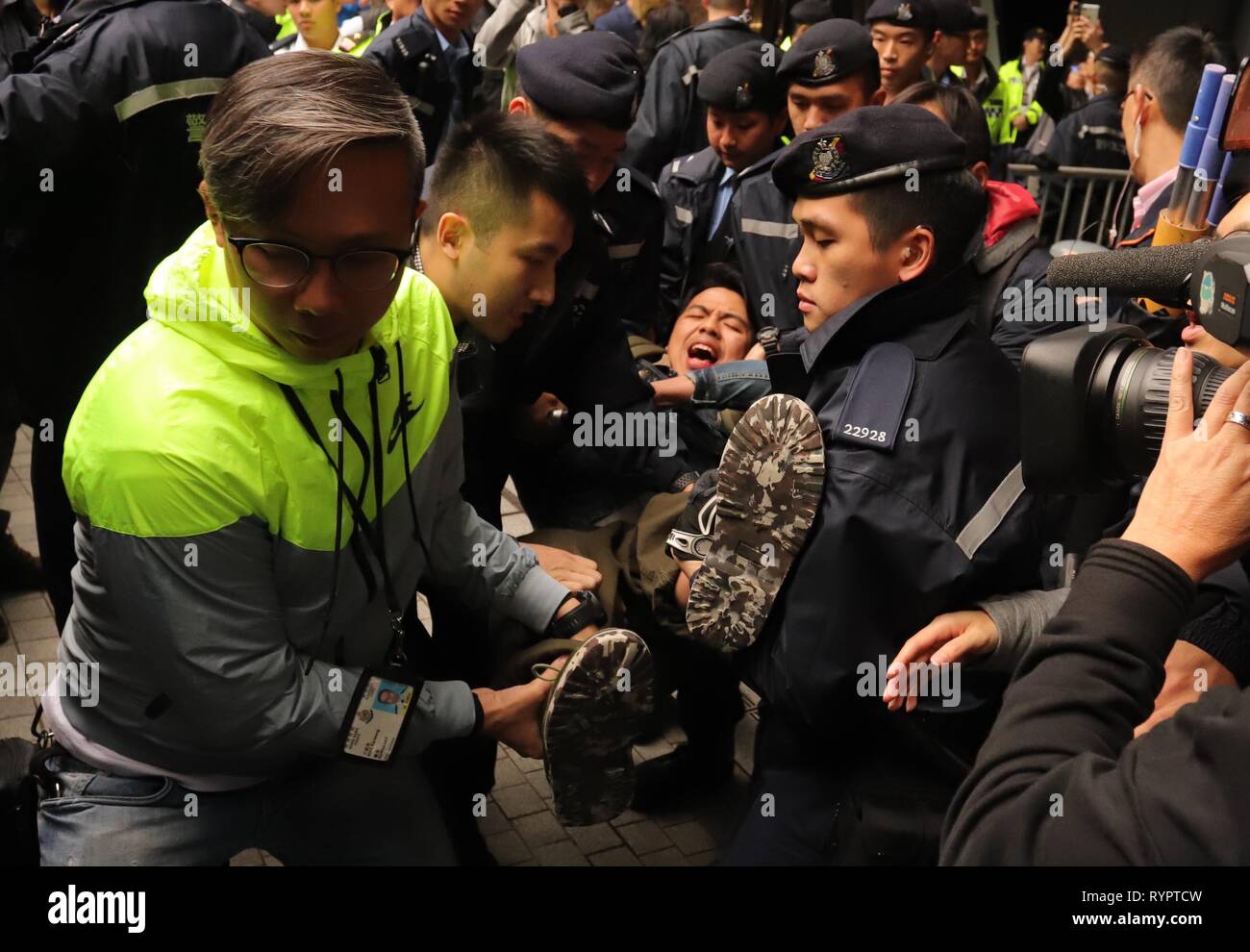 Hong Kong. Mar 15, 2019. Membre du parti politique pro-démocratie DEMOSISTO est emporté par les policiers à l'extérieur de la RÉGION ADMINISTRATIVE SPÉCIALE DE Gouvernement Central Bureau ce matin après avoir organisé une manifestation de protestation condamnant proposition de nouvelle loi sur l'extradition qui cause une vive inquiétude parmi les citoyens de Hong Kong.Mar 15, 2019 Hong Kong.ZUMA/Liau Chung-ren Crédit : Liau Chung-ren/ZUMA/Alamy Fil Live News Banque D'Images