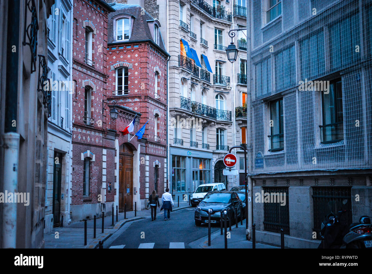 Quelques promenades le long d'une rue élégante dans le 4ème arrondissement sur l'Ile de la Cité à Paris France. Banque D'Images
