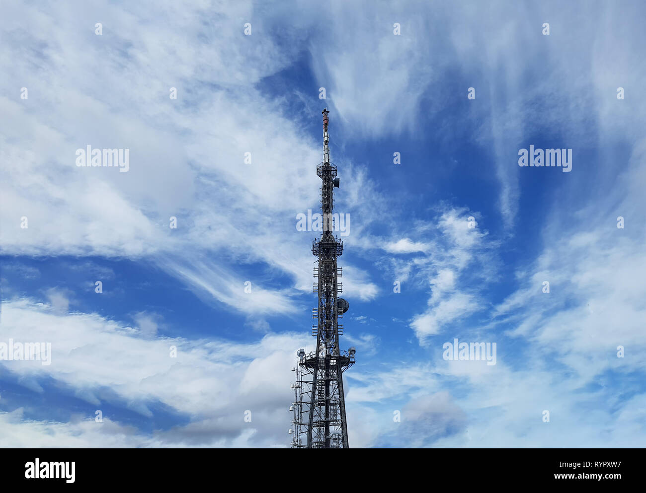 La tour de radiodiffusion et nuages dans le ciel bleu, Busan, Corée du Sud, en Asie. Banque D'Images