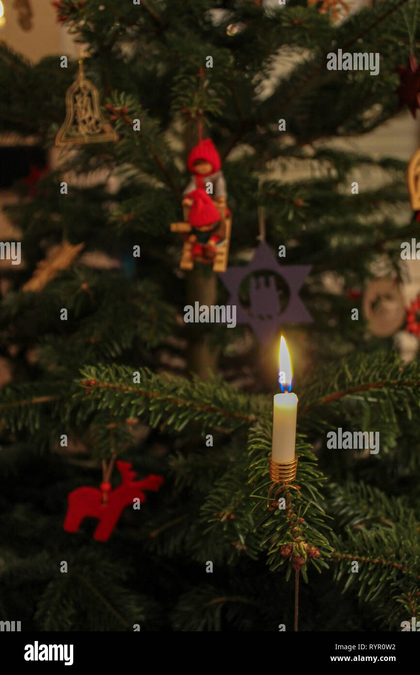 Décoration de Noël avec bougie allumée et arbre Banque D'Images