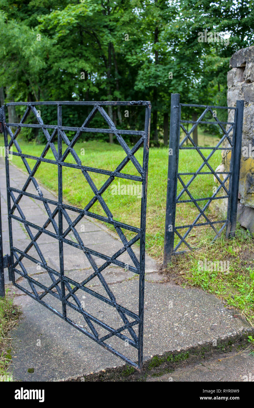 Faux étoile de David sur la porte d'entrée au cimetière juif de Švenčionys, Lituanie Banque D'Images