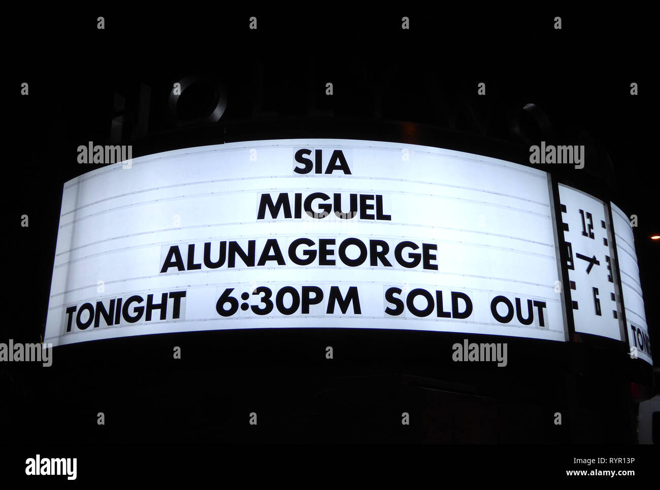 LOS ANGELES, CA - 9 octobre : la chanteuse Sia se produit en concert sur la nostalgie du présent Tour le 9 octobre 2016 à Los Angeles, Californie. Photo de Barry King/Alamy Stock Photo Banque D'Images