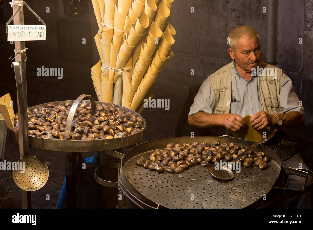 La châtaigne grillée vendeur de rue à Rome Banque D'Images