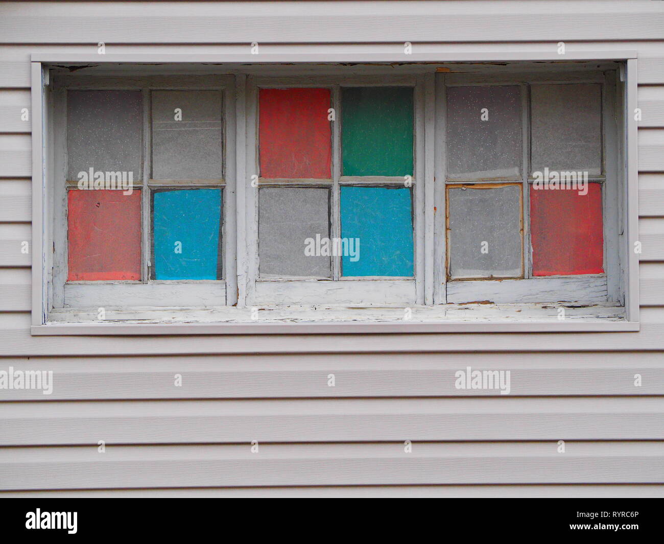 Retro Funky couleur tri windows sur une maison blanche close up Banque D'Images