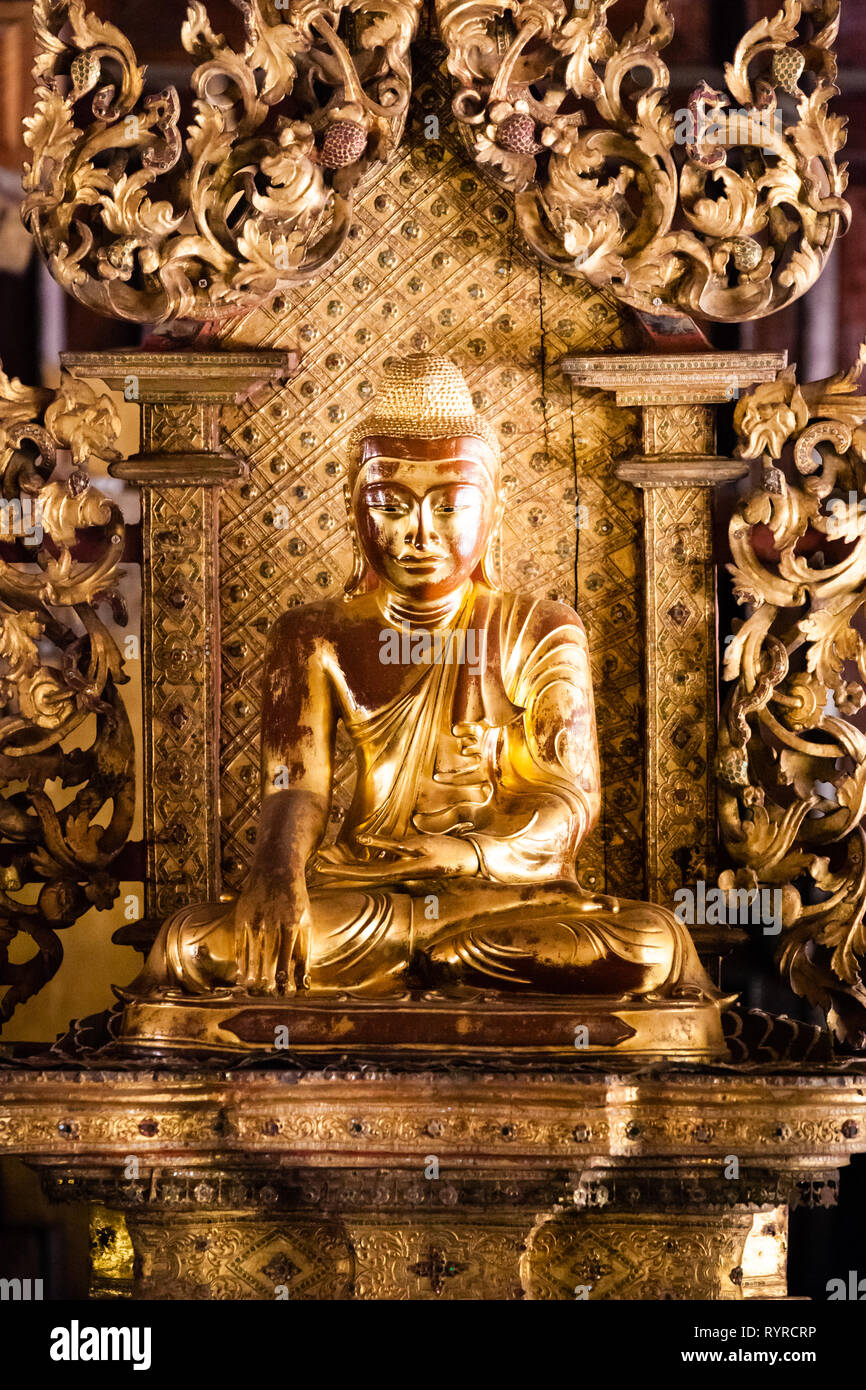 Une statue de Bouddha en or à Shwe Inn Bin teak monastère près de Mandalay en Birmanie Banque D'Images