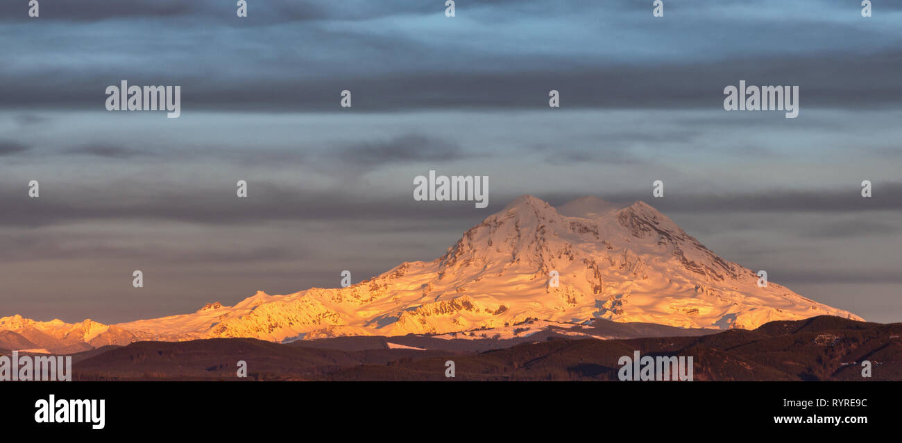 Coucher de soleil sur la neige couverts Mt Rainier, Washington Banque D'Images