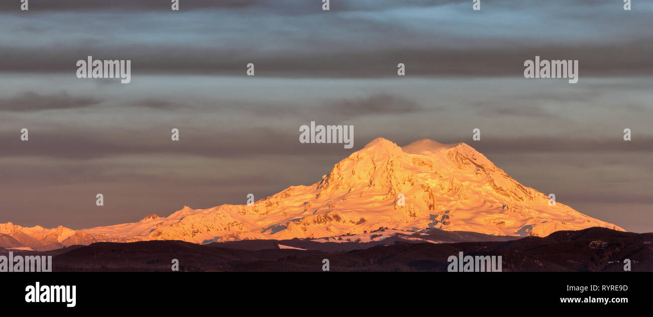 Coucher de soleil sur la neige couverts Mt Rainier, Washington Banque D'Images